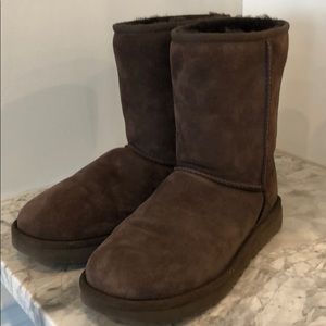 UGG women’s classic short II size 8